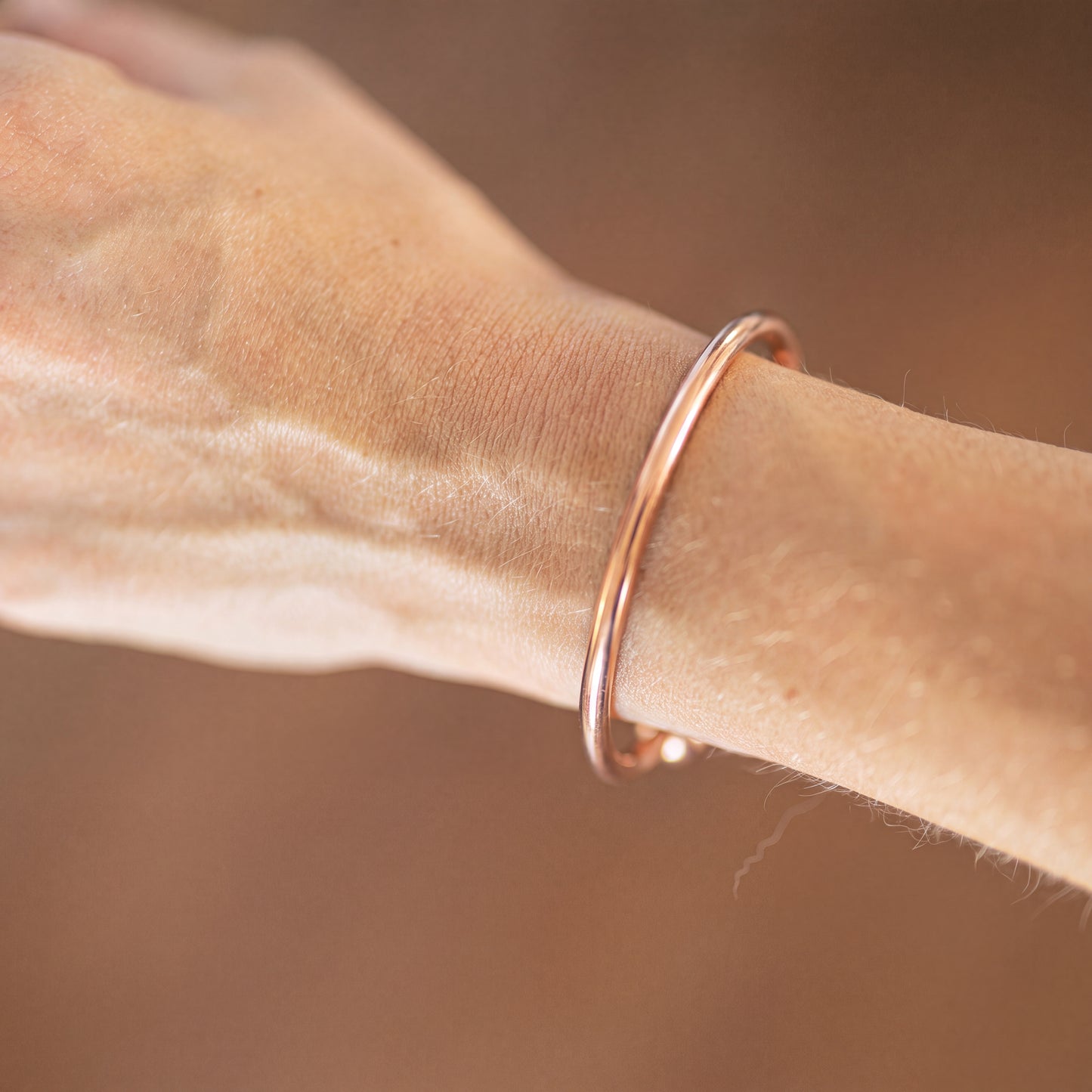 Kopero Premium Koperen Armband Rond, detailfoto van de gladde ronde cuff op de huid