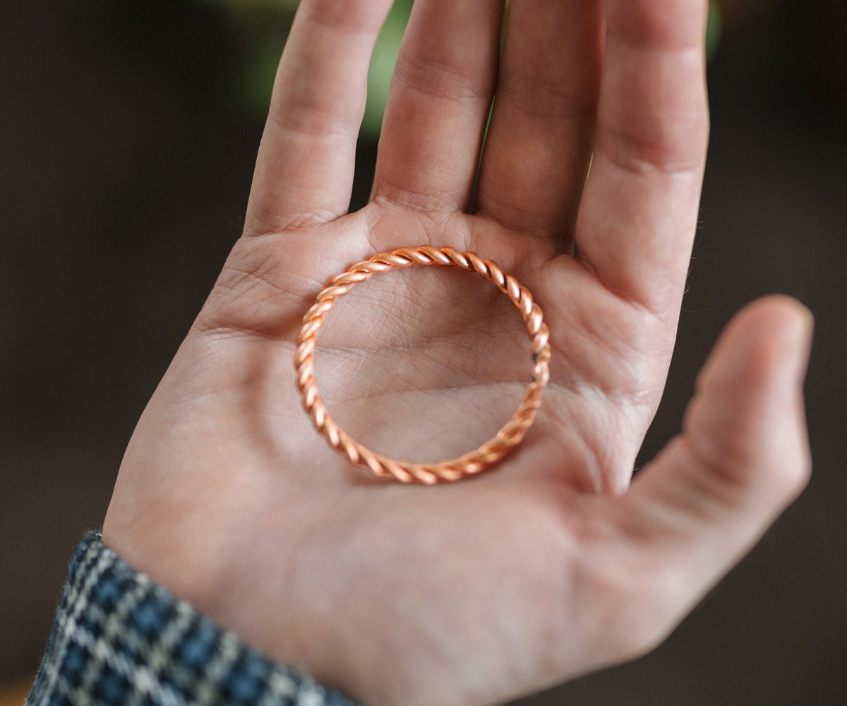Kopero Koperen Tensorring, op een open handpalm