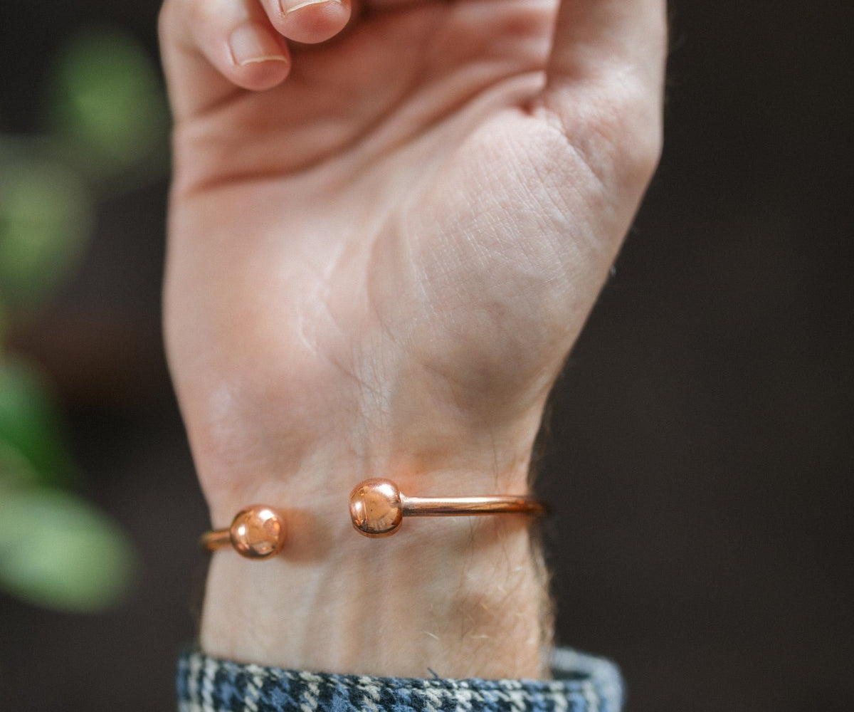 Kopero Koperen Armband Rond, om de pols, met de twee bolletjes aan de uiteinden zichtbaar