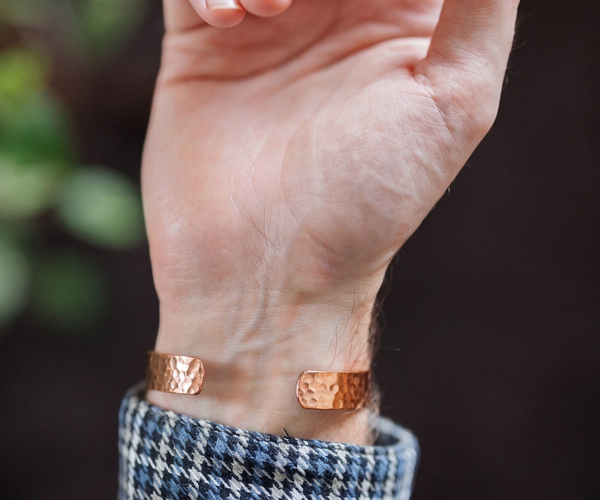Kopero Koperen Armband Gehamerd, om de pols, met de hand open en de uiteinden van de armband zichtbaar