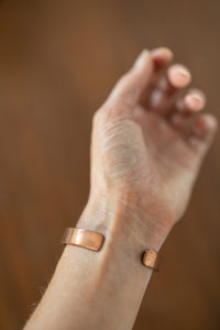 Kopero Premium Koperen Armband Glad, detailfoto van de open uiteinden van de gladde cuff