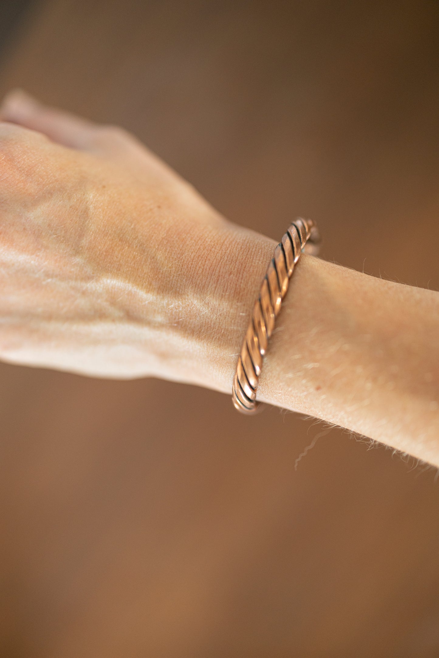 Kopero Premium Koperen Armband Gedraaid, detailfoto van de gedraaide koperdraad om de pols