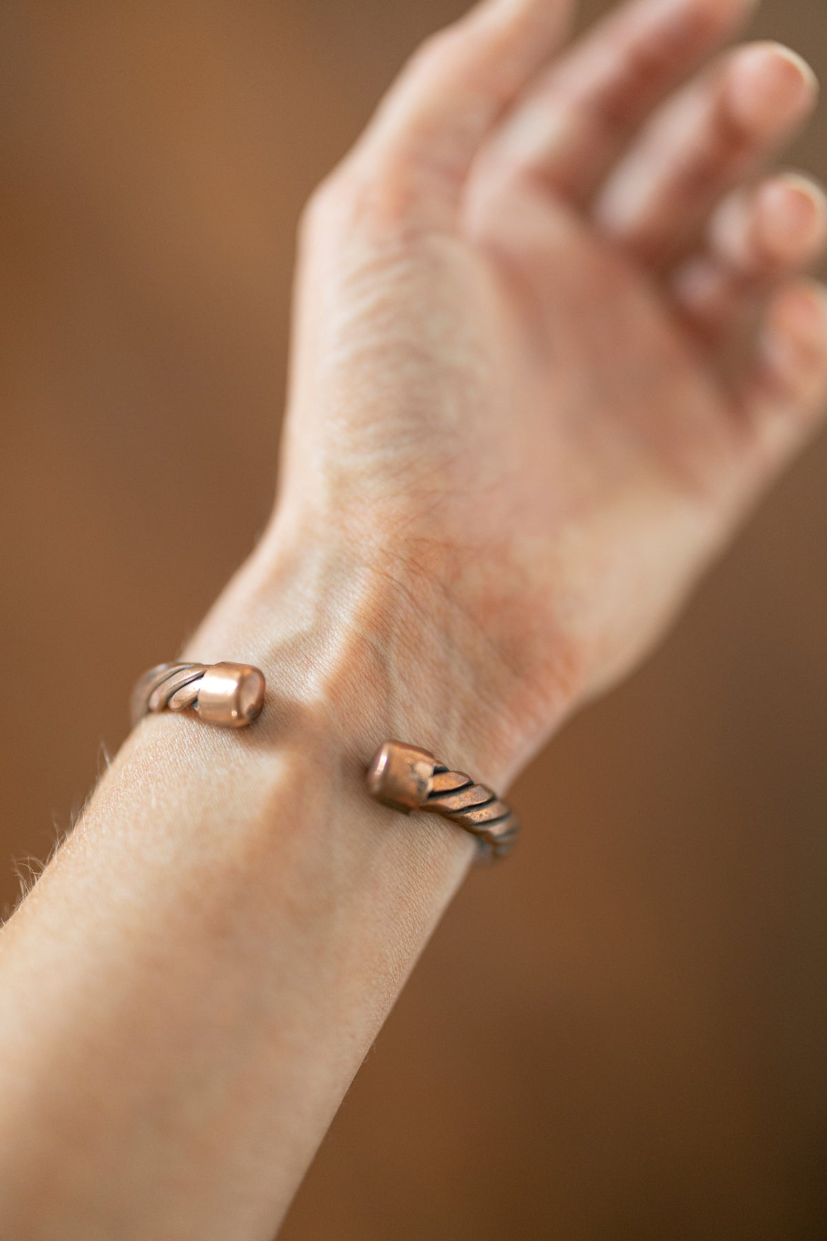 Kopero Premium Koperen Armband Gedraaid, close-up van de open uiteinden van de cuff
