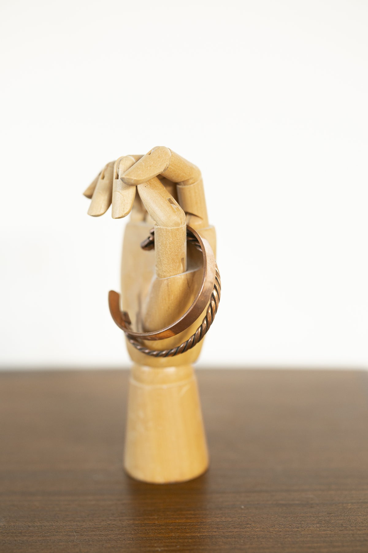Kopero Premium Koperen Armbanden Gedraaid en Glad om de pols van houten sieradenhand