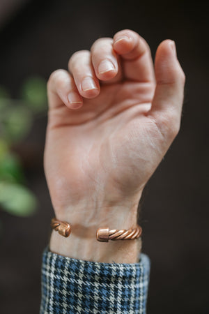 Kopero Koperen Armband Gedraaid, om de pols, met de uiteinden van de gedraaide draad zichtbaar