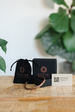 Kopero Koperen Armband Gedraaid, met het zwarte doosje, de fluwelen draagzak en het bedankkaartje
