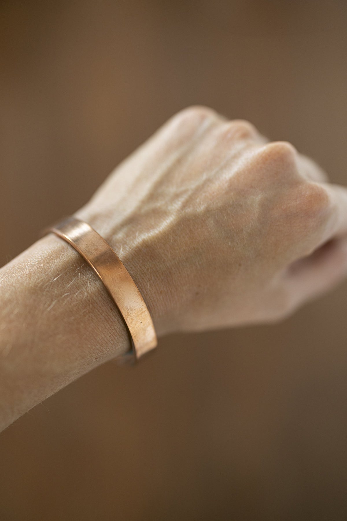 Kopero Koperen Armband Glad om de pols, close-up van de platte koperen cuff