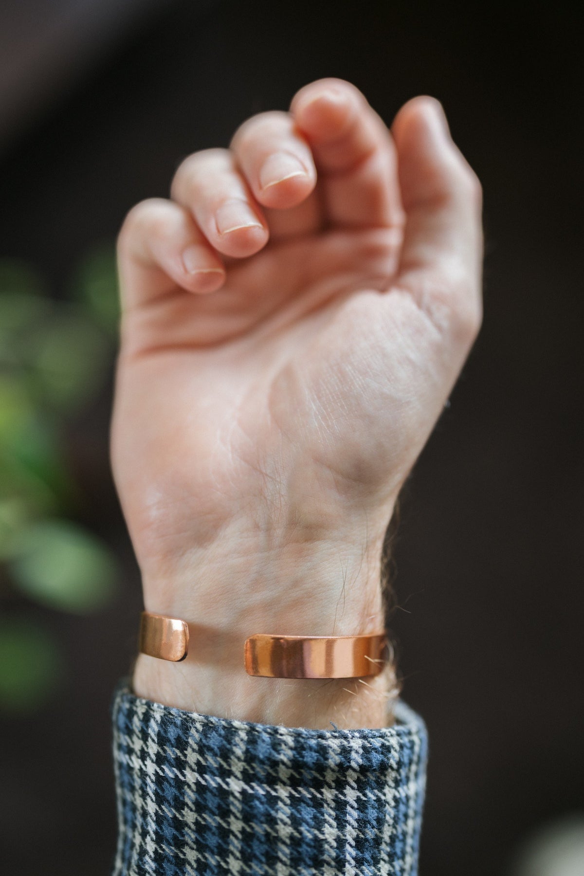 Kopero Koperen Armband Glad, om de pols, met de hand open en de uiteinden van de armband zichtbaar