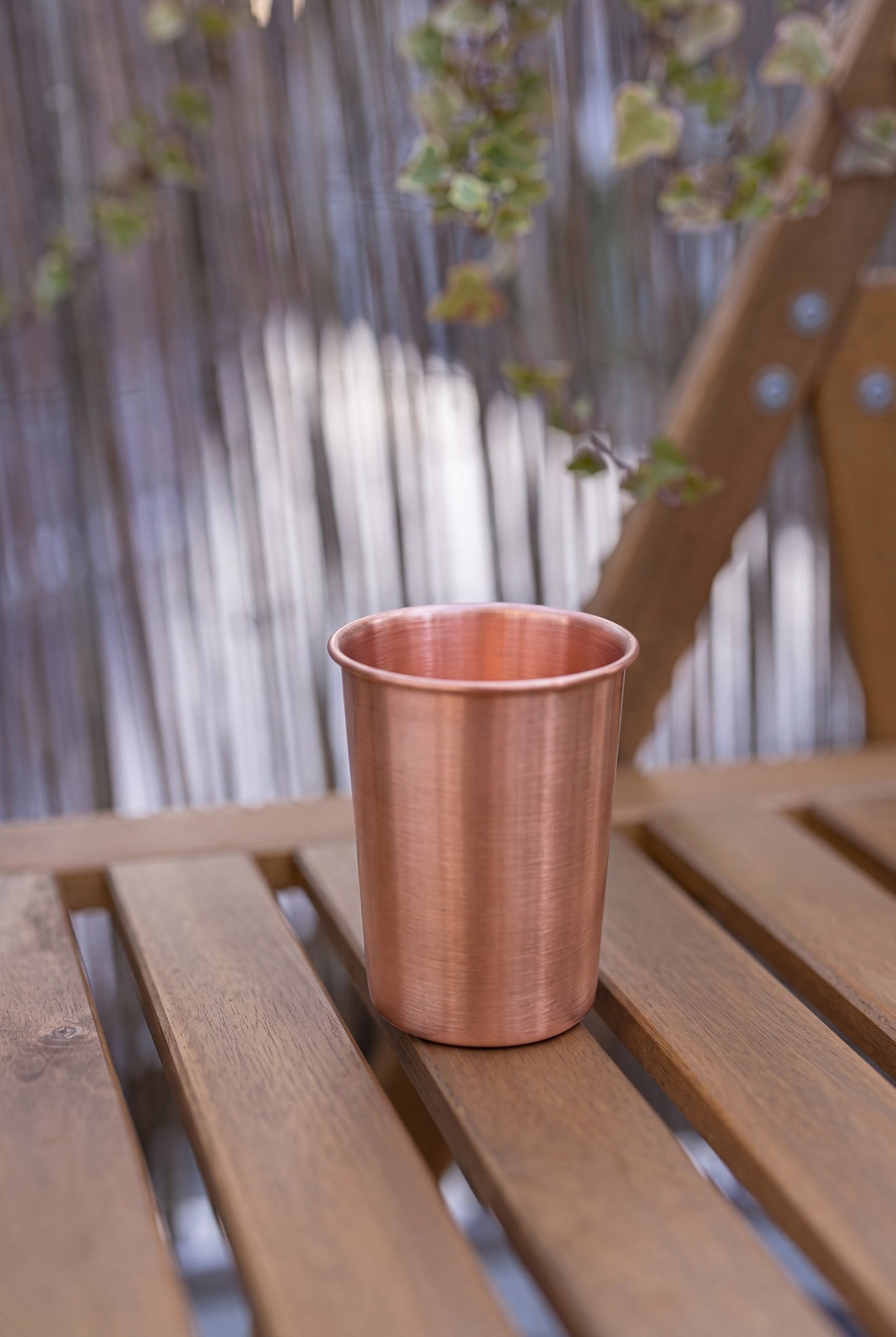 Kopero Koperen Beker Glad van 300 ml op een houten tuinbank