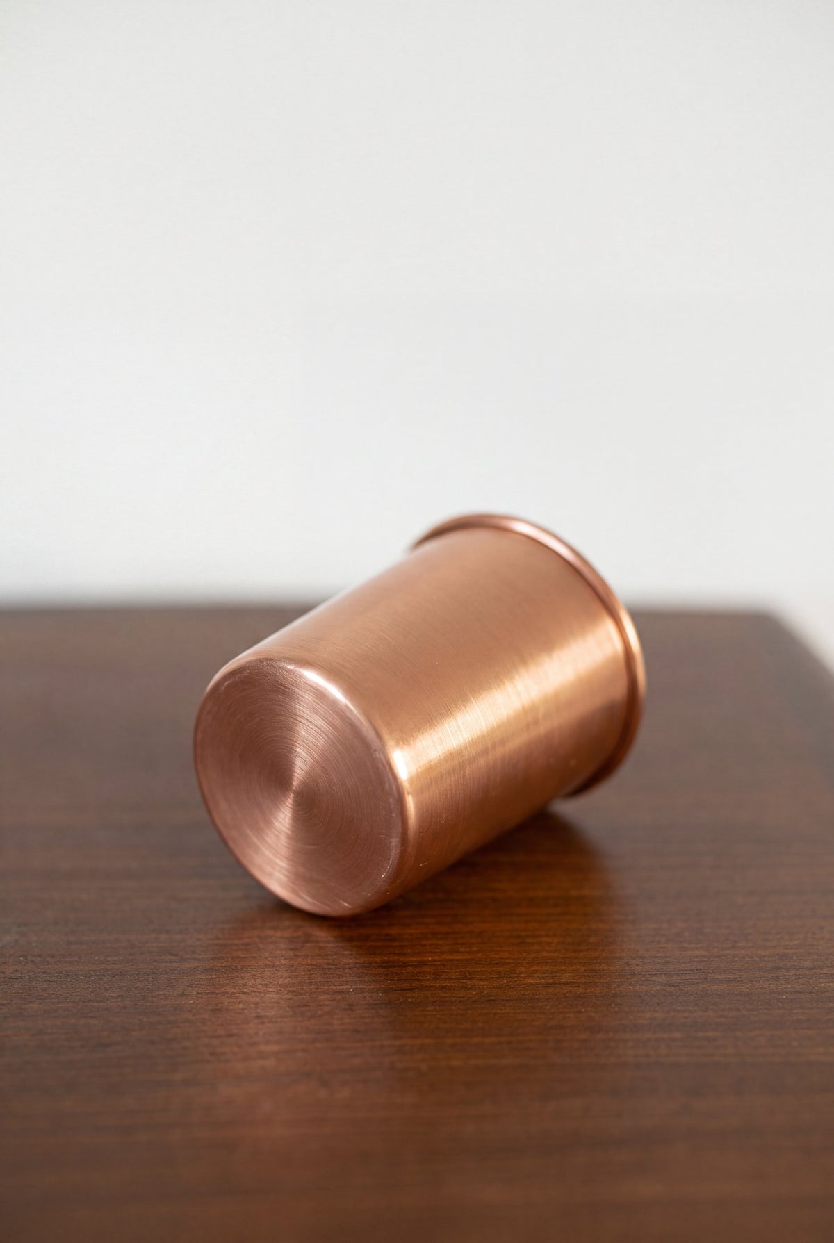 Kopero Koperen Beker Glad liggend op een houten tafel