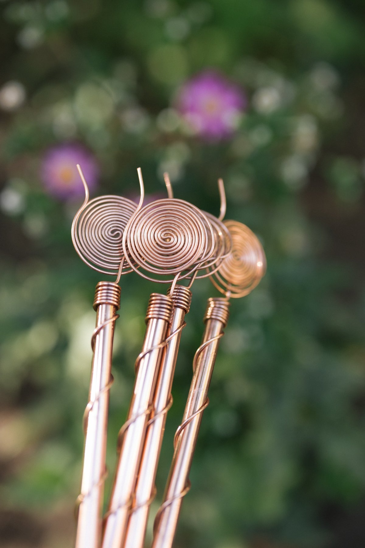 Kopero Elektrocultuur 60 cm, close-up van de koperen spiralen in de tuin