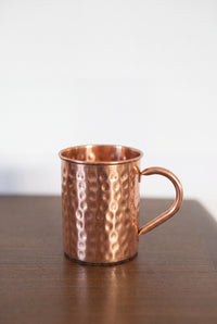 Kopero Premium Koperen Mok Gehamerd, 400 ml, 100% puur koper, close-up op houten tafel