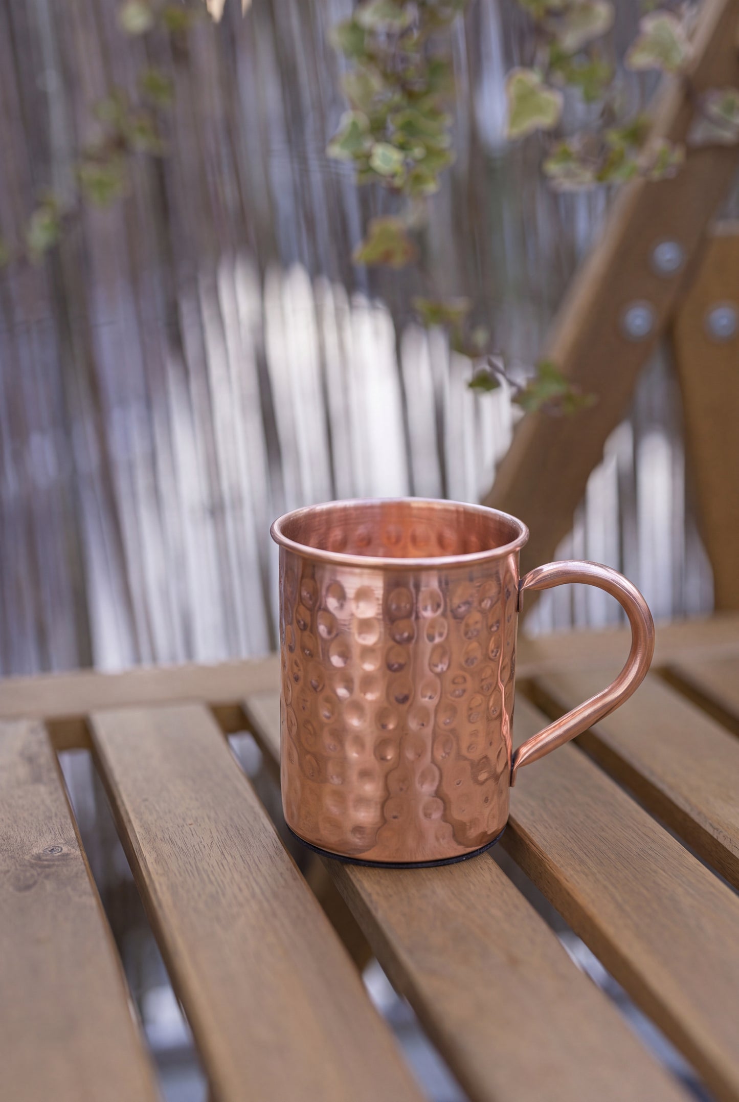 Kopero Premium Koperen Mok Gehamerd, 400 ml, 100% puur koper, buiten op houten tuintafel