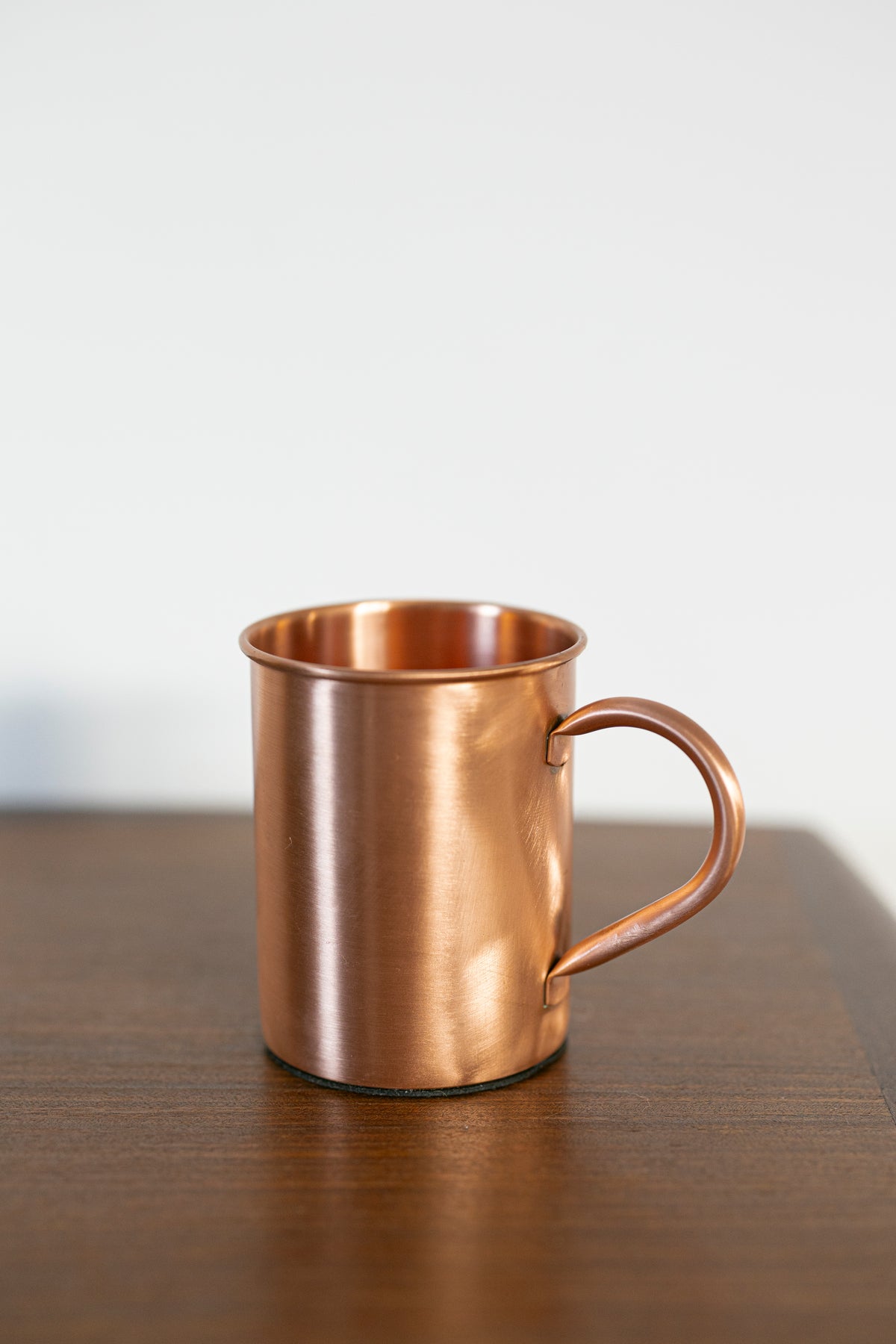 Kopero Premium Koperen Mok Glad, 400 ml, 100% puur koper, close-up op houten tafel