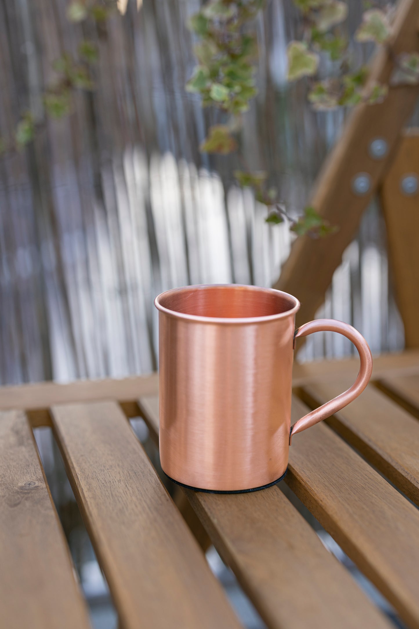 Kopero Premium Koperen Mok Glad, 400 ml, 100% puur koper, buiten op houten tuintafel