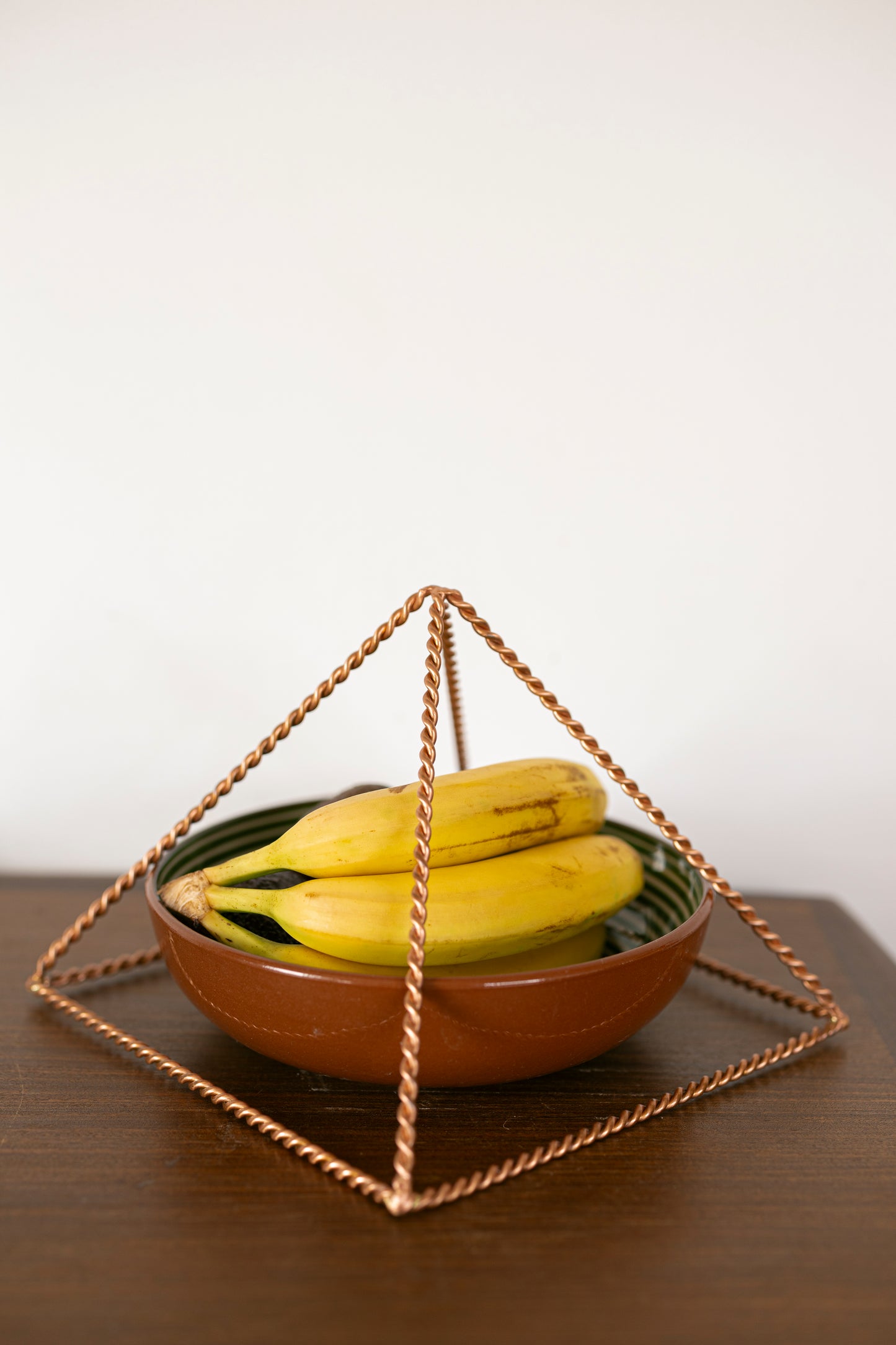 Kopero Koperen Piramide Energizer Gedraaid, 23,56 cm, boven een schaal fruit