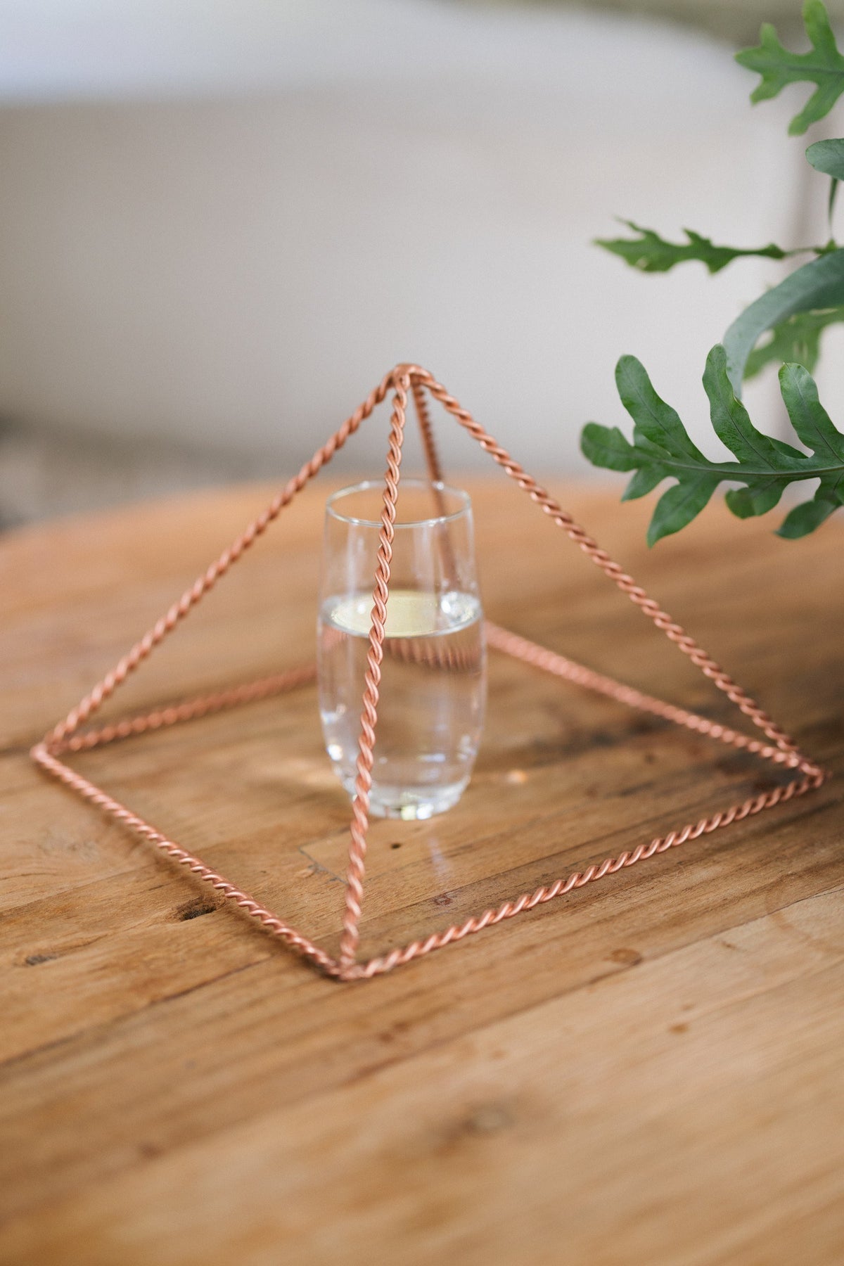 Kopero Koperen Piramide Energizer Gedraaid Groot (23,56 cm), met een glas water eronder