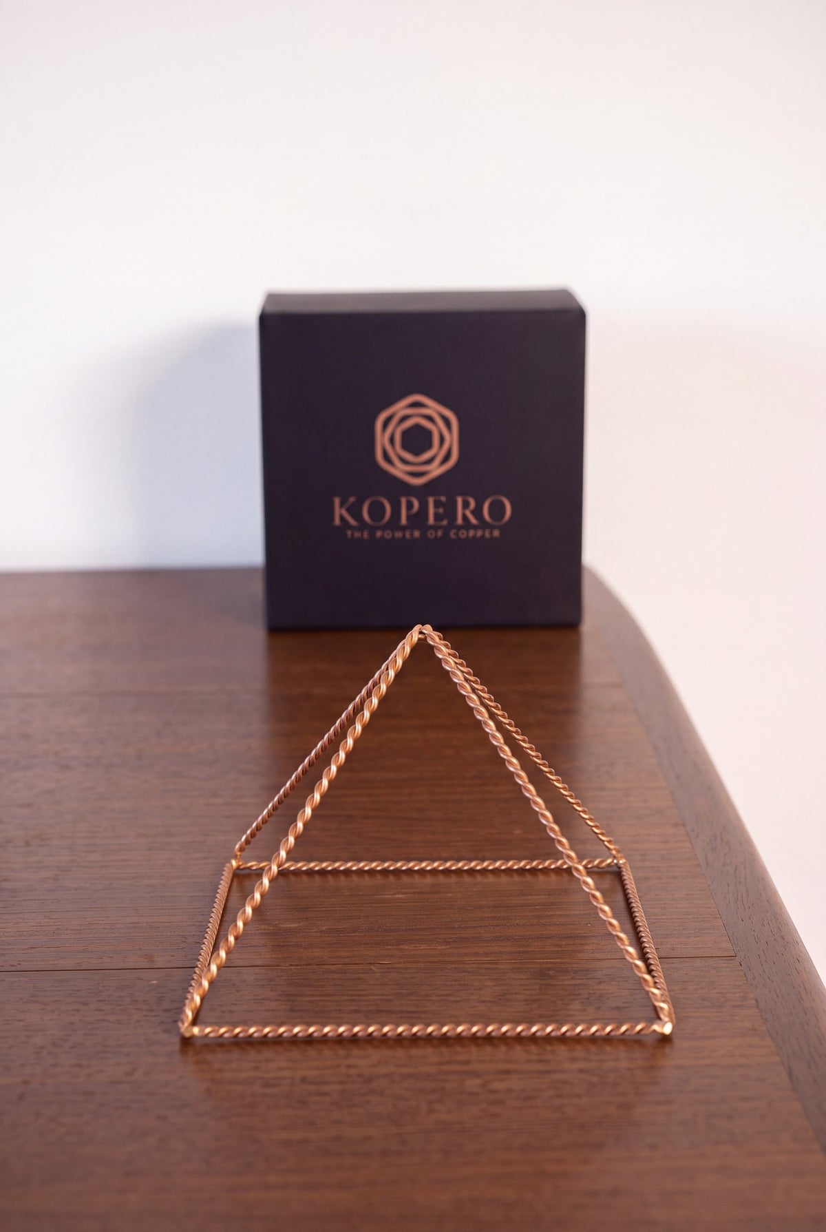 Kopero Koperen Piramide Energizer Gedraaid Klein (14,56 cm) voor de zwarte Kopero geschenkdoos