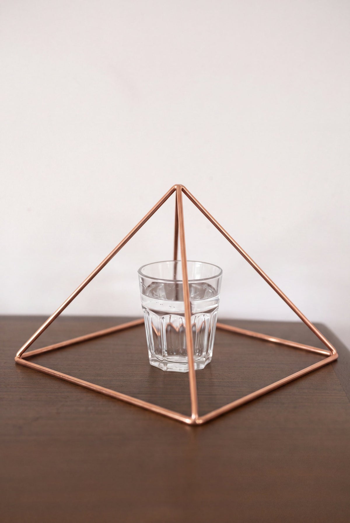 Kopero Koperen Piramide Energizer Glad Groot (23,56 cm) boven een glas water