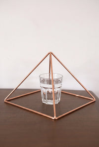 Kopero Koperen Piramide Energizer Glad Groot (23,56 cm) boven een glas water
