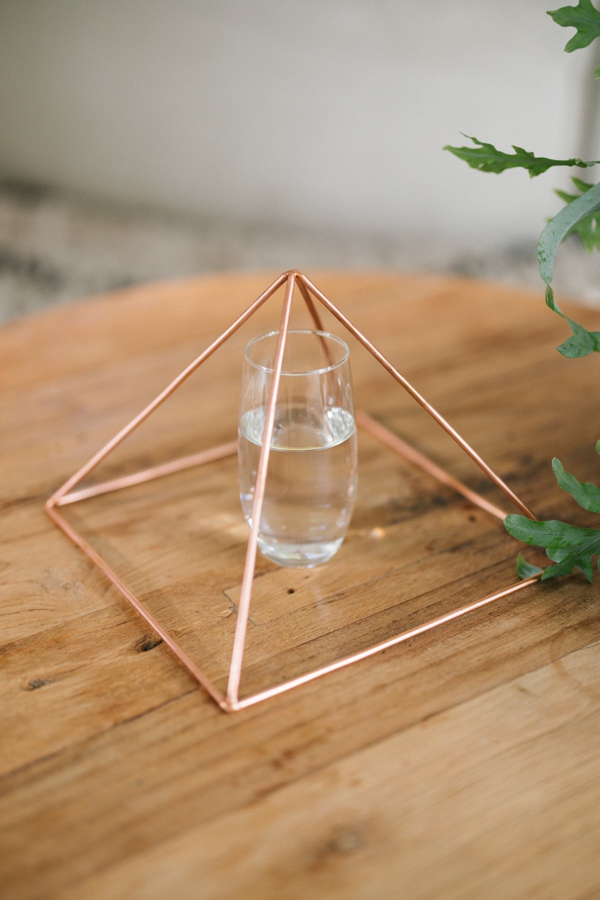 Kopero Koperen Piramide Energizer Glad Groot (23,56 cm), met een glas water eronder