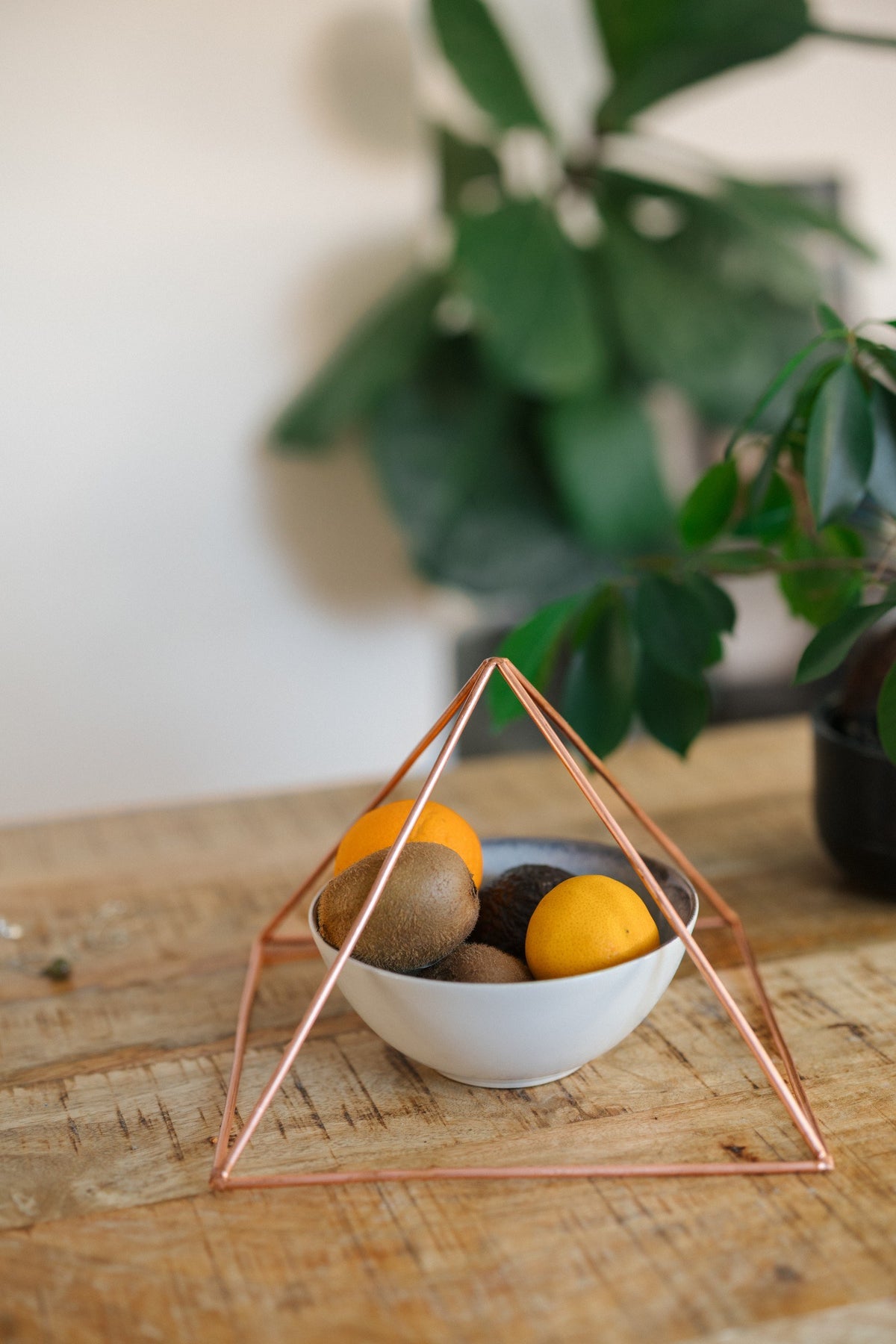 Kopero Koperen Piramide Energizer Glad Groot (23,56 cm), met een schaal fruit eronder
