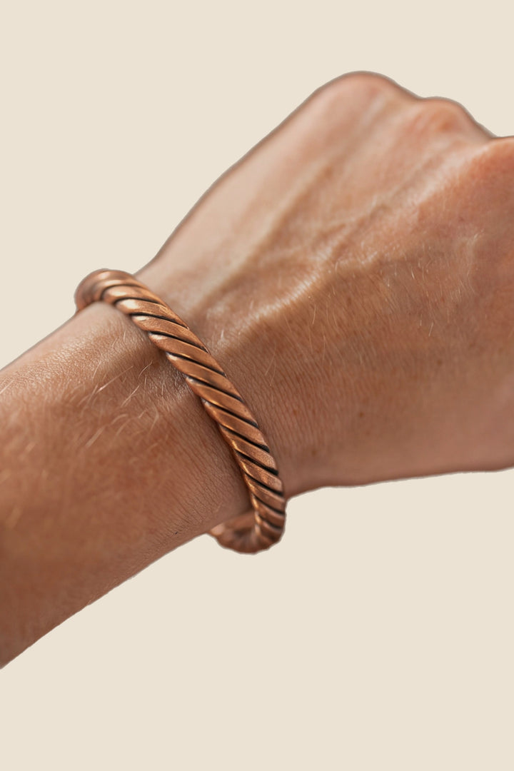 Kopero Koperen Armband Gedraaid, om de pols, productfoto op witte achtergrond
