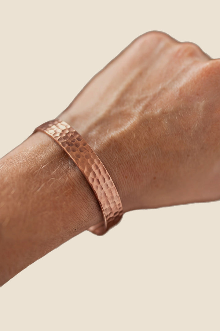 Kopero Koperen Armband Gehamerd, om de pols, productfoto op witte achtergrond