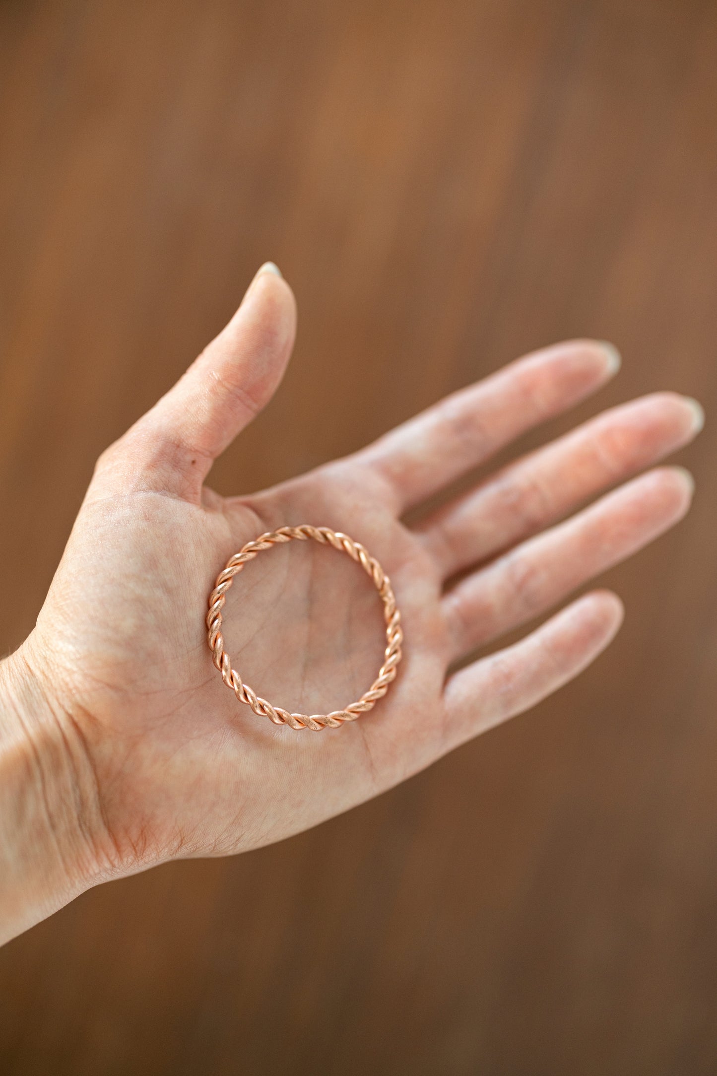 Kopero koperen tensorring in de hand, ter grootte-indicatie van 4 centimeter