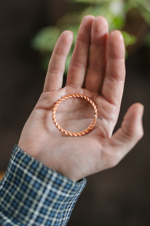 Kopero Koperen Tensorring, op een open handpalm