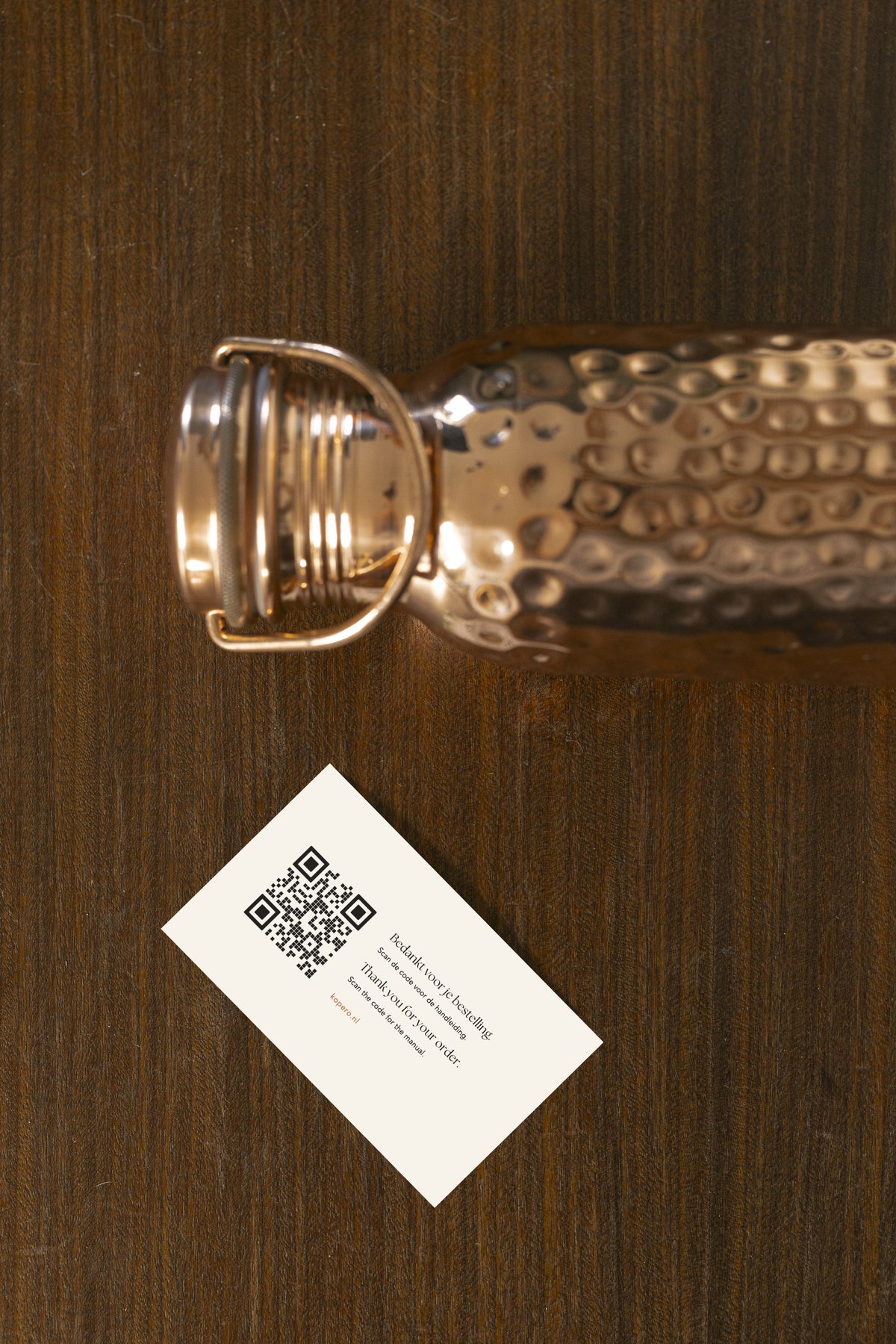 Kopero Koperen Waterfles Gehamerd van bovenaf met bedankkaartje en QR-code voor de handleiding