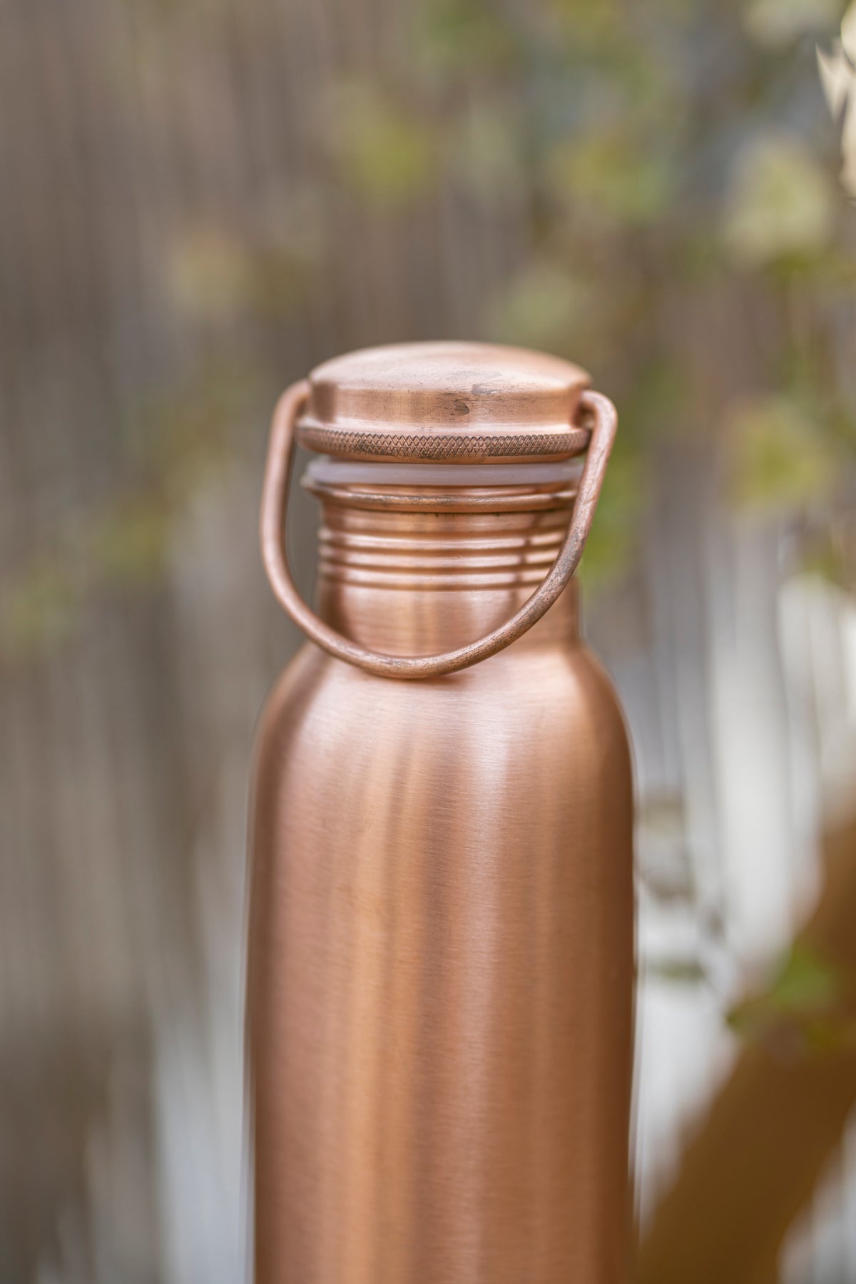 Close-up van de koperen schroefdop en hals van de Kopero Waterfles Glad