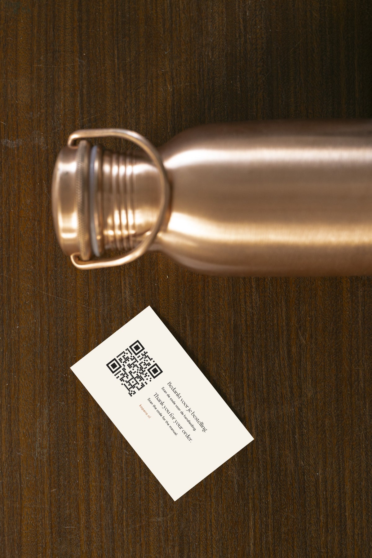 Kopero Koperen Waterfles Glad van bovenaf met bedankkaartje en QR-code voor de handleiding