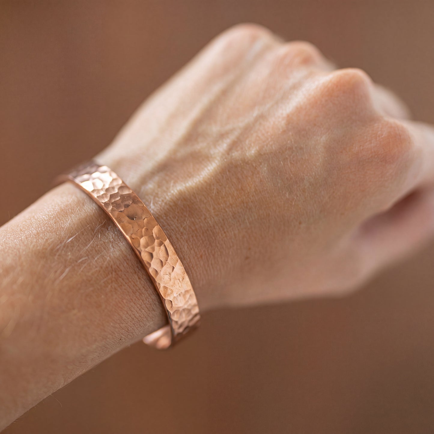 Kopero Premium Koperen Armband Gehamerd, hamerslag structuur op koperen cuff om de pols
