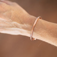 Kopero Premium Koperen Armband Rond, detailfoto van de gladde ronde cuff op de huid