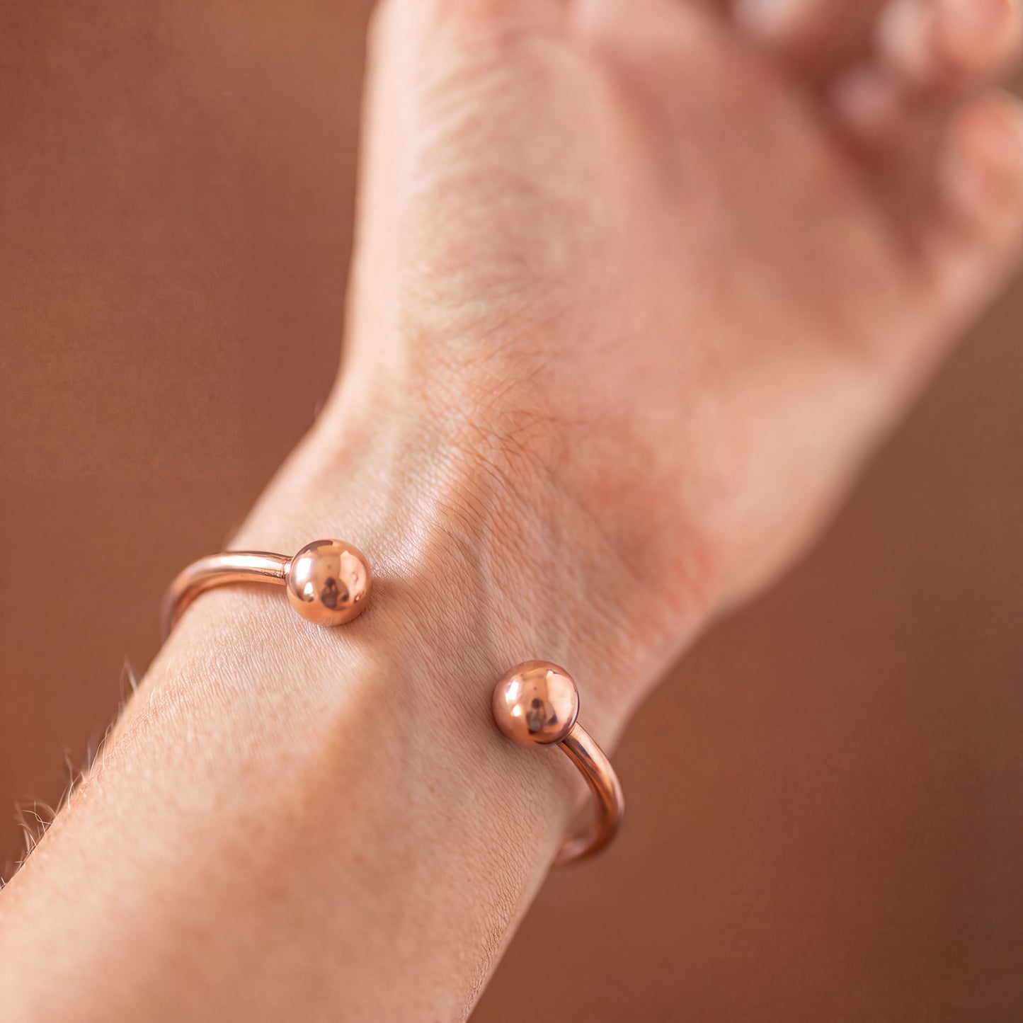 Kopero Premium Koperen Armband Rond, close-up van de open uiteinden met ronde knopjes