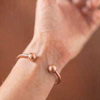 Kopero Premium Koperen Armband Rond, close-up van de open uiteinden met ronde knopjes