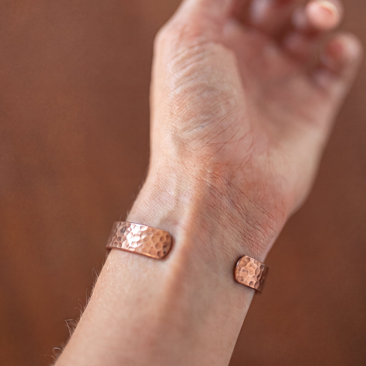 Kopero Premium Koperen Armband Gehamerd, detailfoto van de open uiteinden van de gehamerde cuff