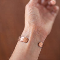 Kopero Premium Koperen Armband Gehamerd, detailfoto van de open uiteinden van de gehamerde cuff